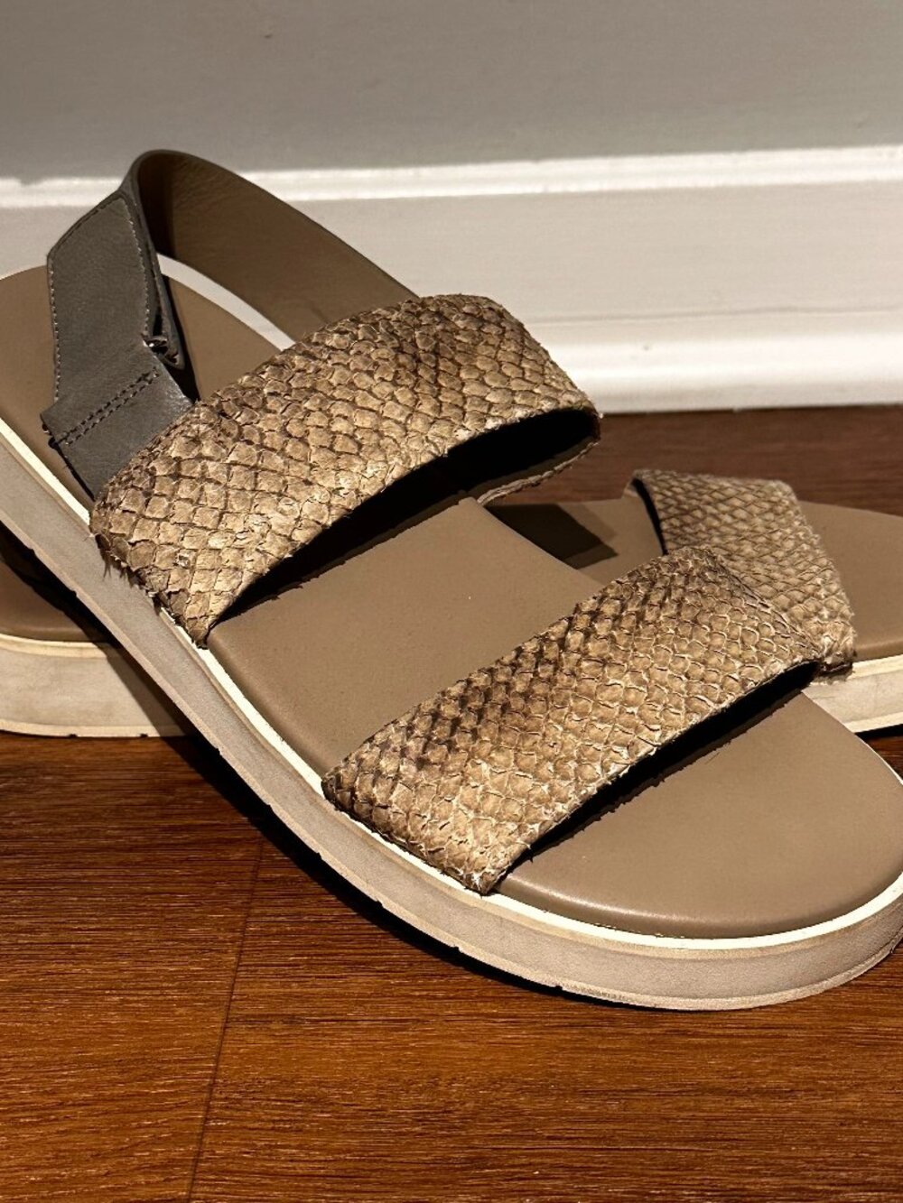 Vince Gray Snakeskin Scaly Leather Ankle Strap Platform Sandals Size 7.5 EUR 38